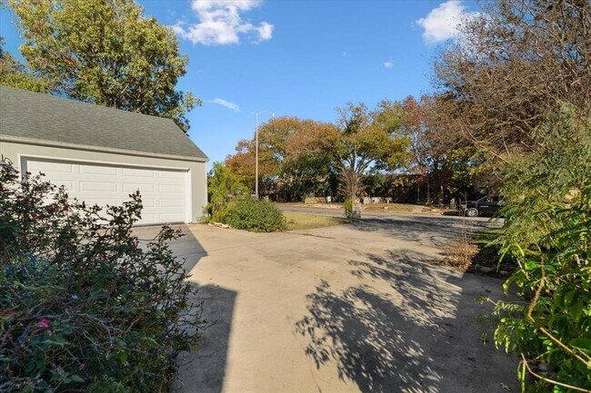 Building Photo - 737 Summerwood Dr