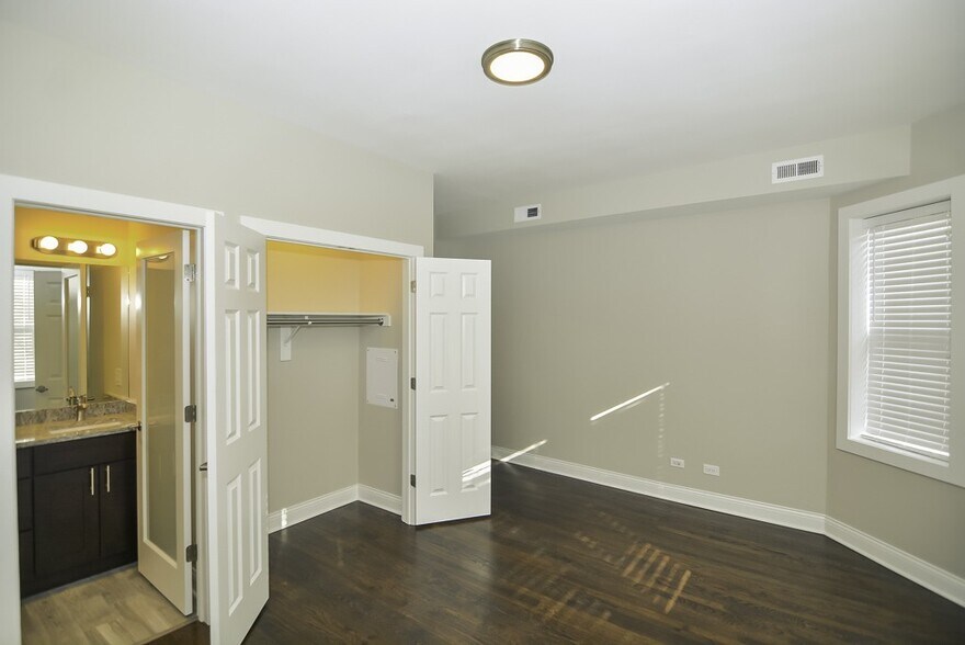 Building Photo - 2230 N Sawyer Ave