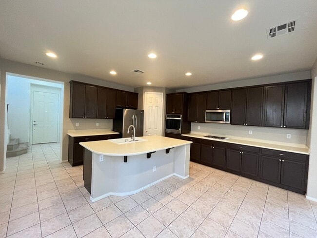 Building Photo - Cozy Home in Heart of Summerlin!