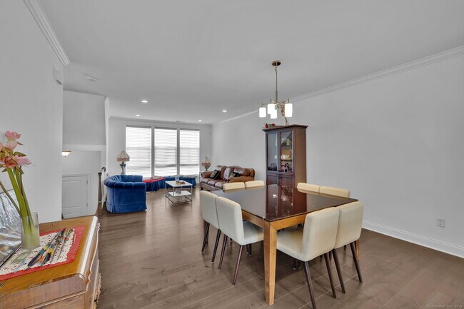 Building Photo - 8 Brentwood Cir