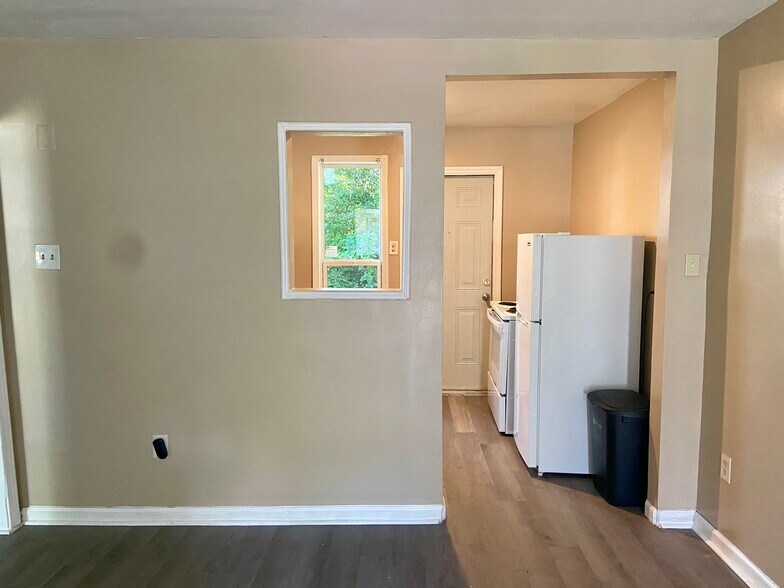 Building Photo - 1108 Saint James St