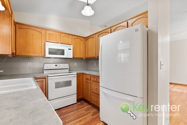 Building Photo - Beautifully Updated 3-Bedroom Bi-Level Home Near Wichita – Cul-de-Sac Location