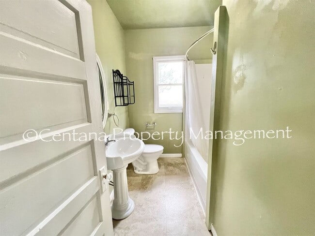 Building Photo - 2 Bedroom 1 Bath walking distance to Montana Tech