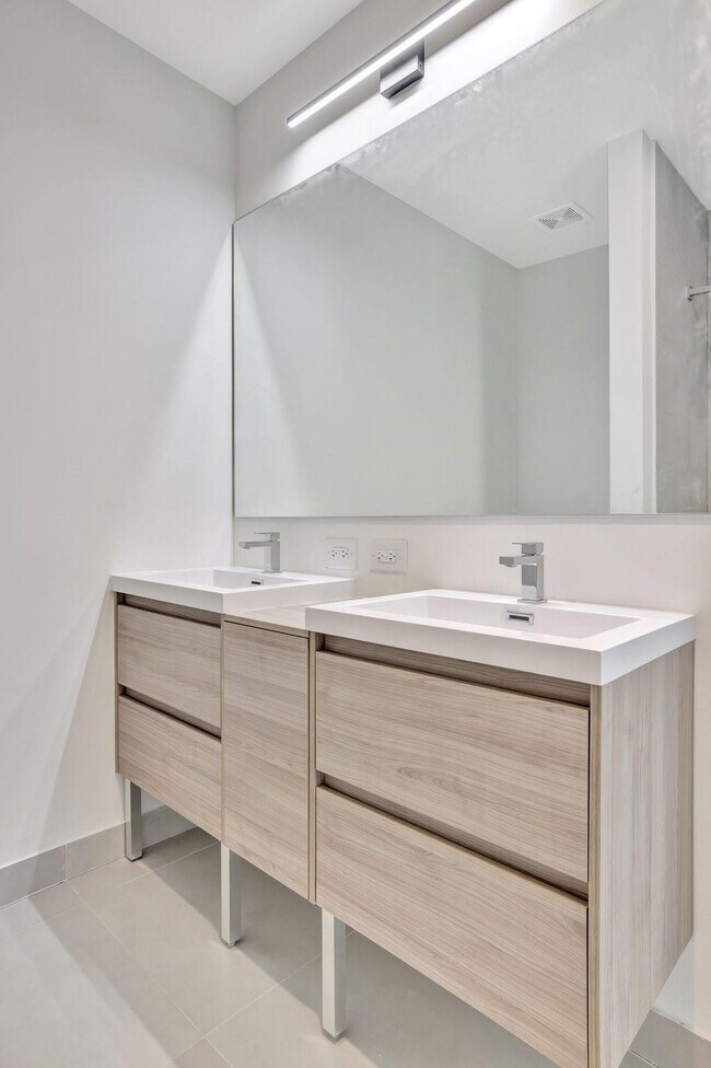 Building Photo - 4208 NE 7th Terrace