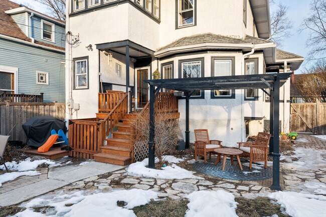 Building Photo - 637 S East Ave