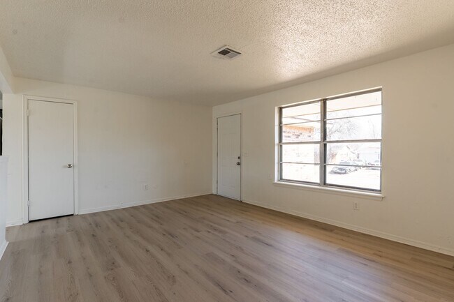 Building Photo - 5113 S Briarwood Dr