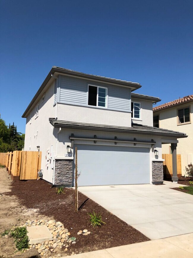 Building Photo - Modesto 3 Bedroom 2.5 Bath Newer Construction