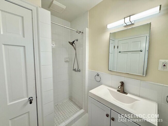 Building Photo - 4825 Butterworth Pl NW