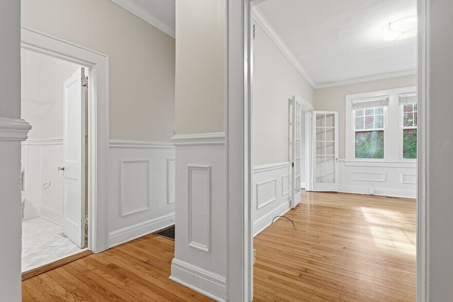 Building Photo - 916 Bromley Rd