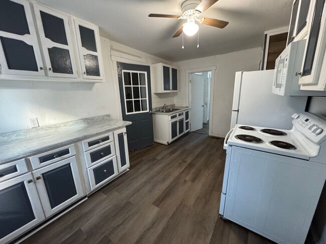 Building Photo - Two Bedroom, One Bath House! Apply-your application fee will be credited to your first month’s re...