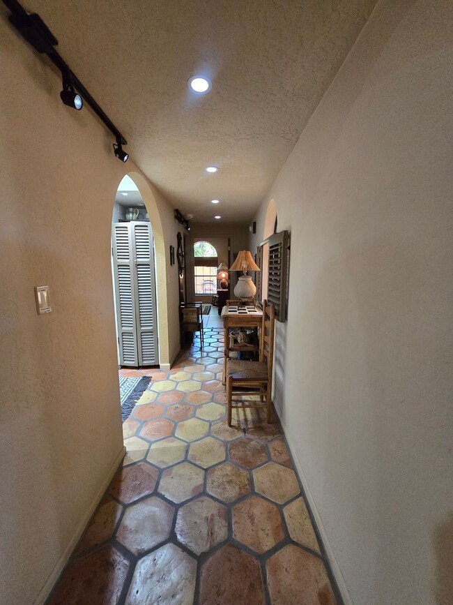 Building Photo - Furnished, 6-12 month rental