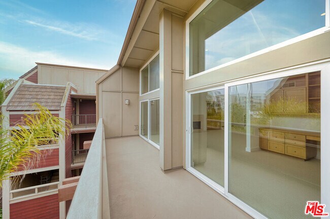 Building Photo - 4250 Vía Dolce