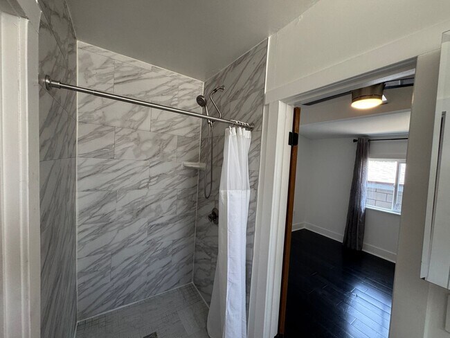 Building Photo - Cincinnati Duplex