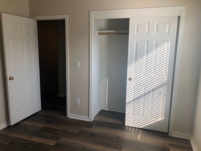 Building Photo - CENTRAL BAKERSFIELD  *FIRST MONTH'S RENT F...