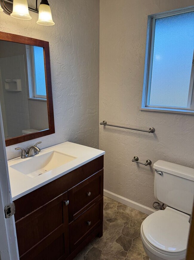 Building Photo - Updated 2 bedroom 1.5 bathroom duplex in Springfield!