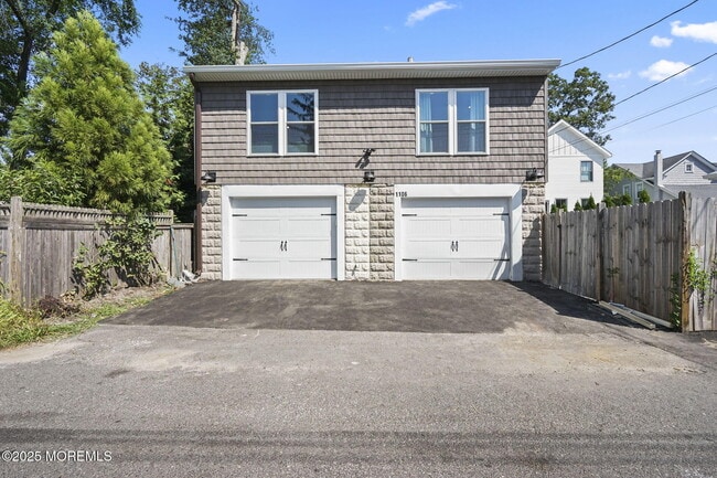 Building Photo - 1106 4th Ave