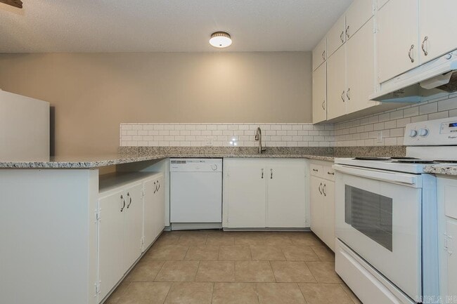 Building Photo - 1576 Skyline Dr