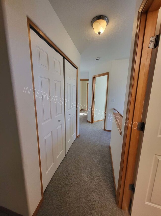 Building Photo - *1/2 OFF 1ST MONTH'S RENT PROMO* 3 Bed NE ...