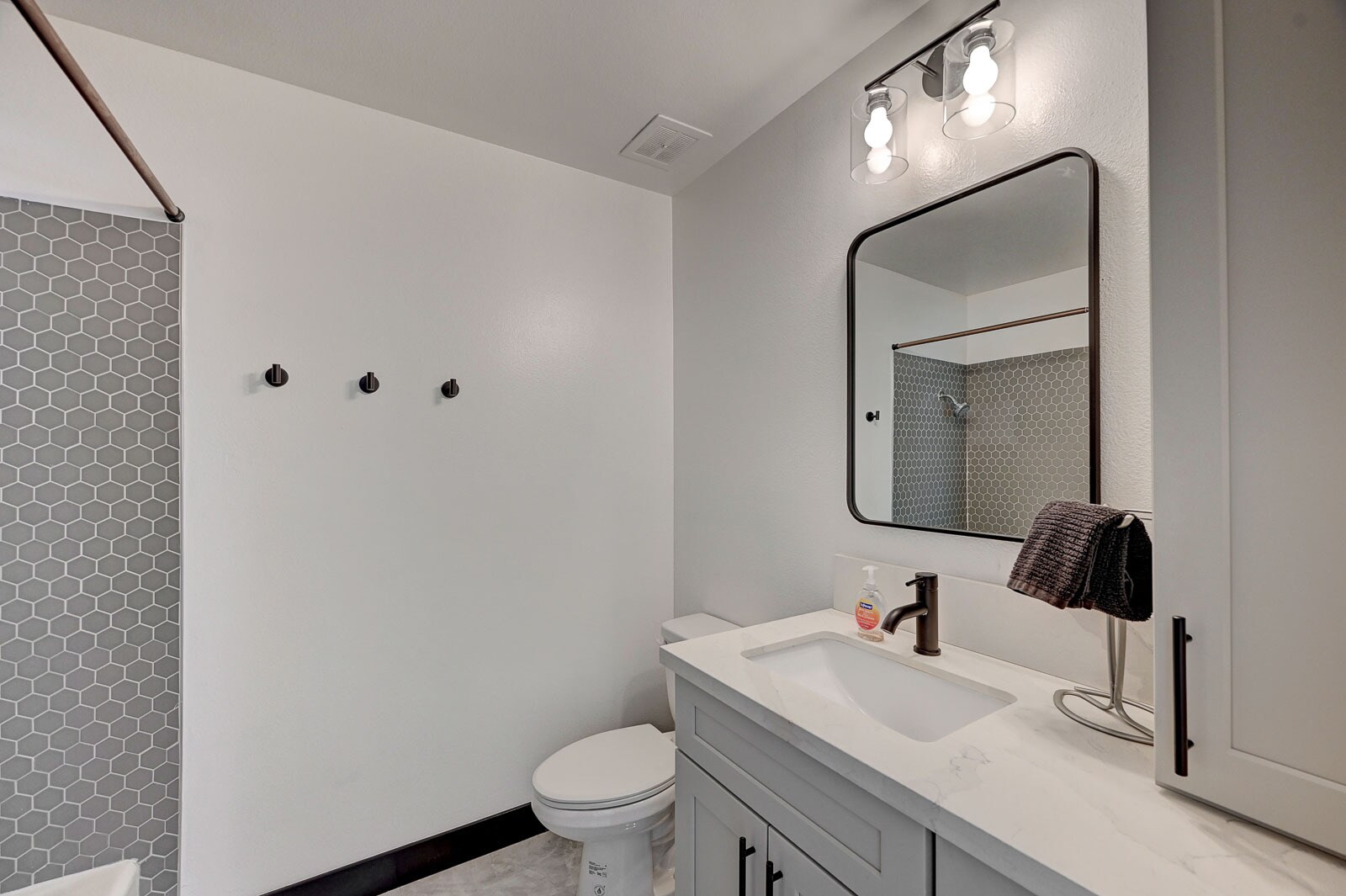 Building Photo - 573 Greenbriar Townhouse Way