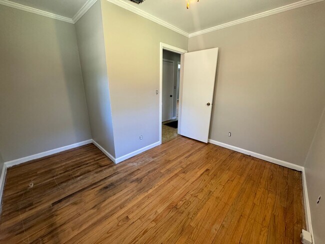 Building Photo - Nice Brick 1/1 with bonus rooms in Silver ...