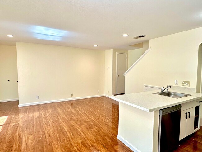 Building Photo - $2290 2 BR - 920 S.F. GORGEOUS TOWNHOUSE I...