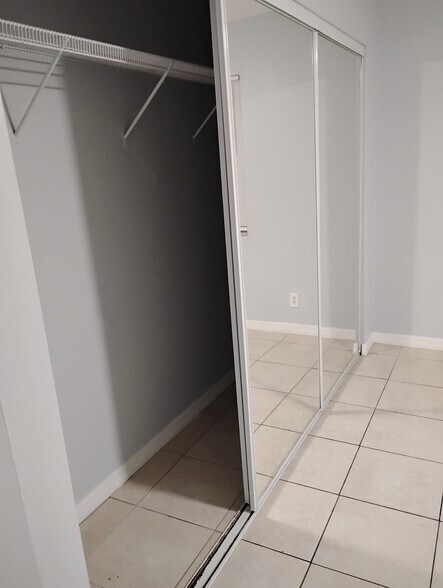 Building Photo - 4898 Orleans Ct
