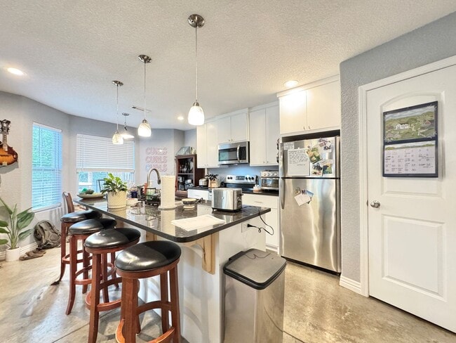 Building Photo - New 2 bedroom duplex, 2 car garage, quiet neighborhood, all appliances