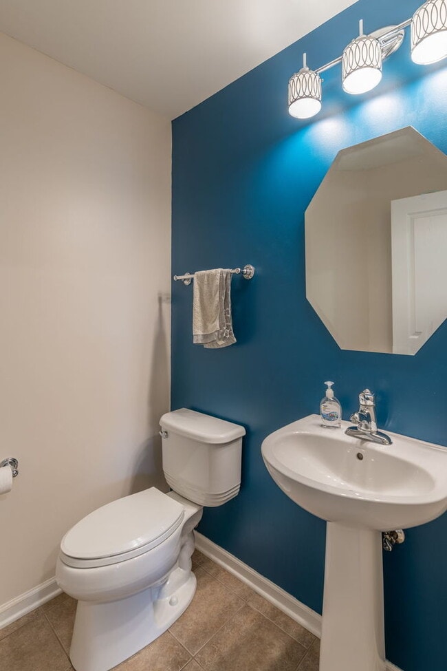 Building Photo - 472 Valentine Way