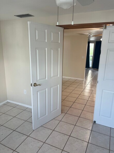 Building Photo - 10910 Rexdale Ave