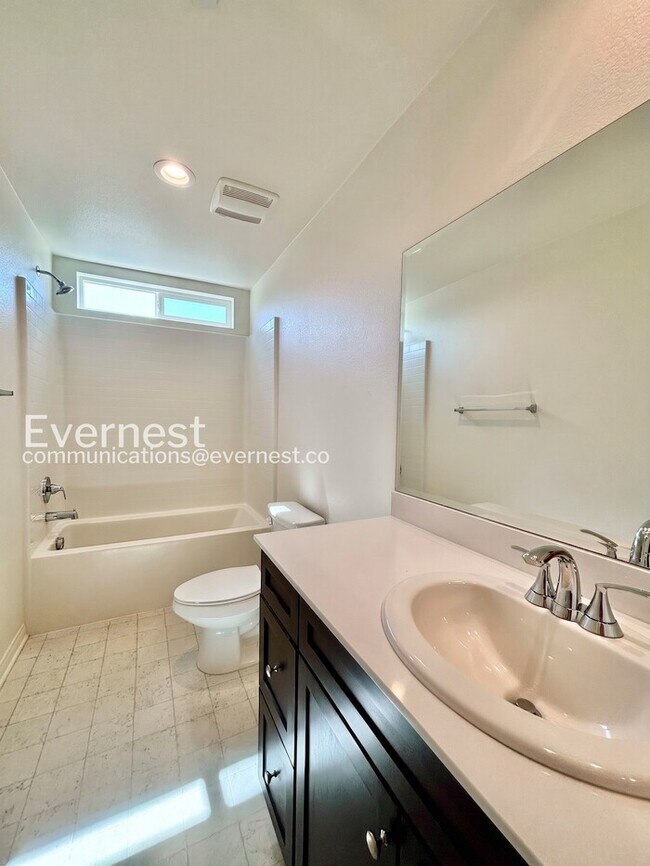 Building Photo - 4 Bed/3 Bath Home with Fenced Yard & Garage / Vouchers Accepted / Available Now!