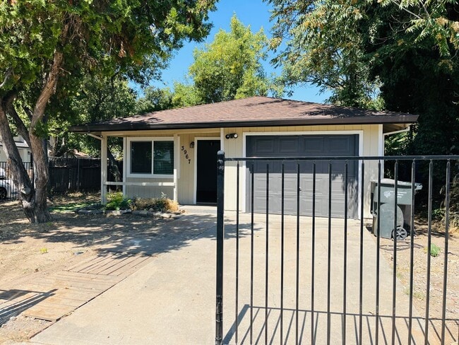 Building Photo - Cute & Updated Duplex