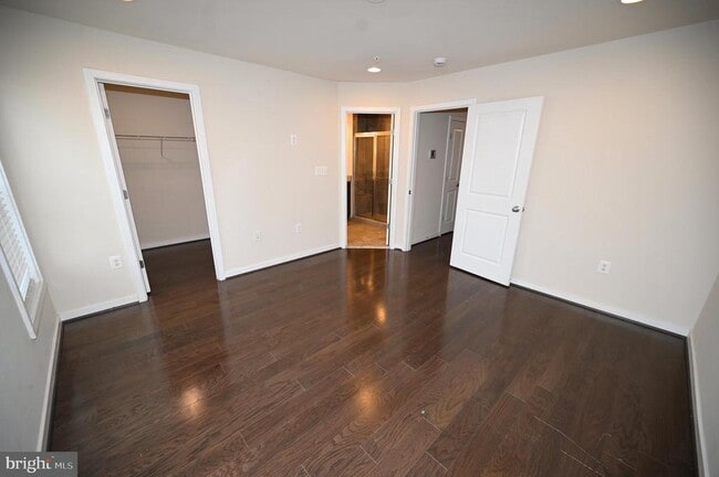 Building Photo - 2413 Glenallan Ave