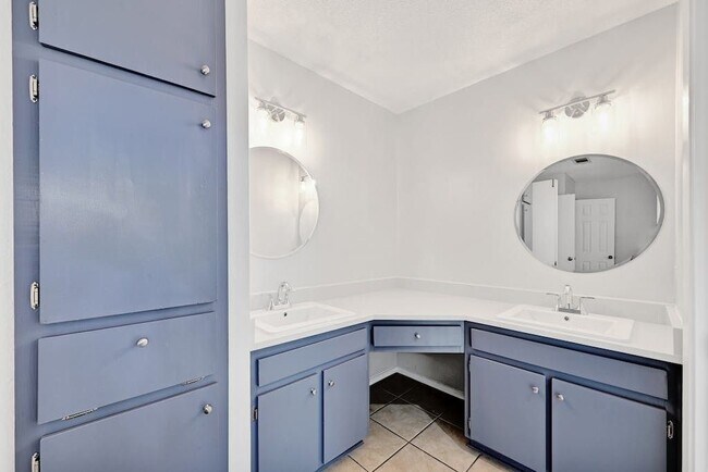 Building Photo - 10703 Onyx Cove