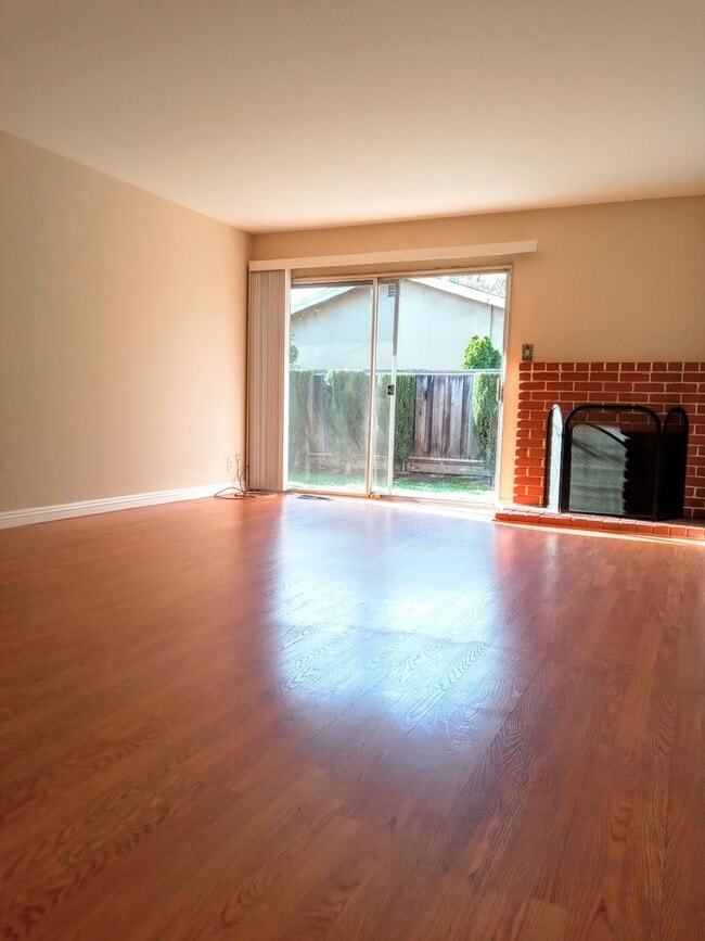 Building Photo - Charming 2bd Duplex With Private Yard & Garage