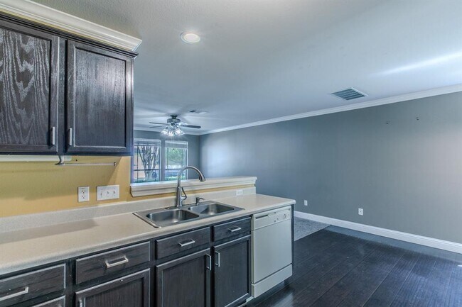 Building Photo - 824 Palo Duro Dr