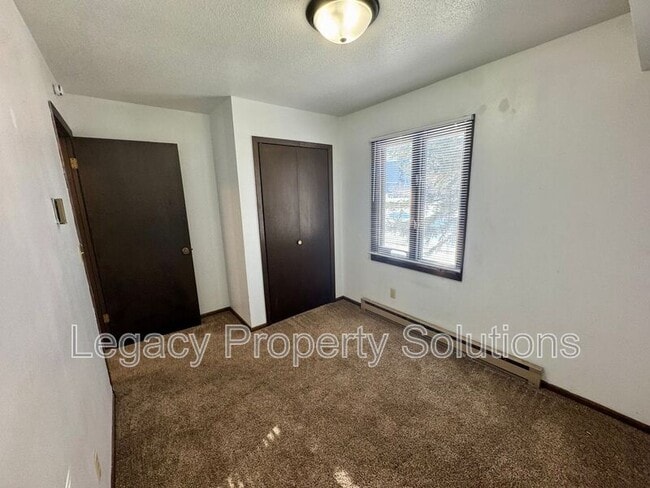 Building Photo - 206 1st St