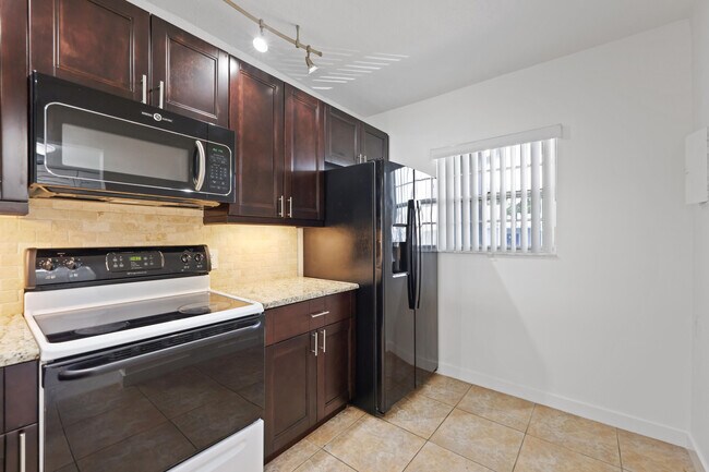 Building Photo - 2840 SW 22nd Ave