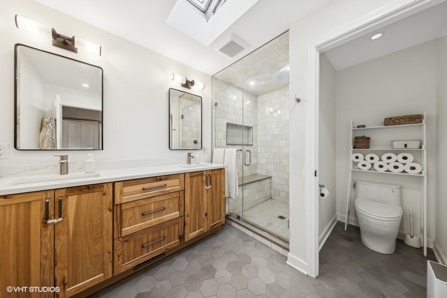 Primary Bathroom - 1033 N Hermitage Ave