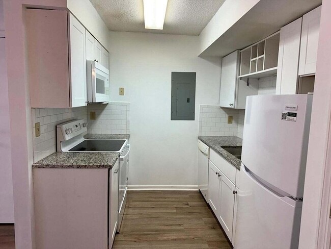 Building Photo - 2494 Etiwan Ave