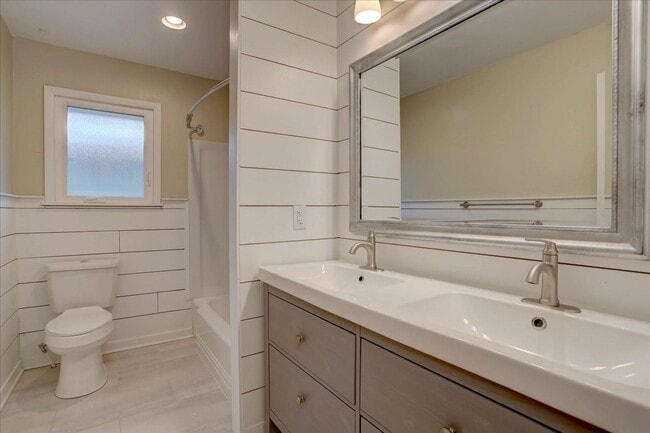 Building Photo - Beautifully renovated ranch home with drea...