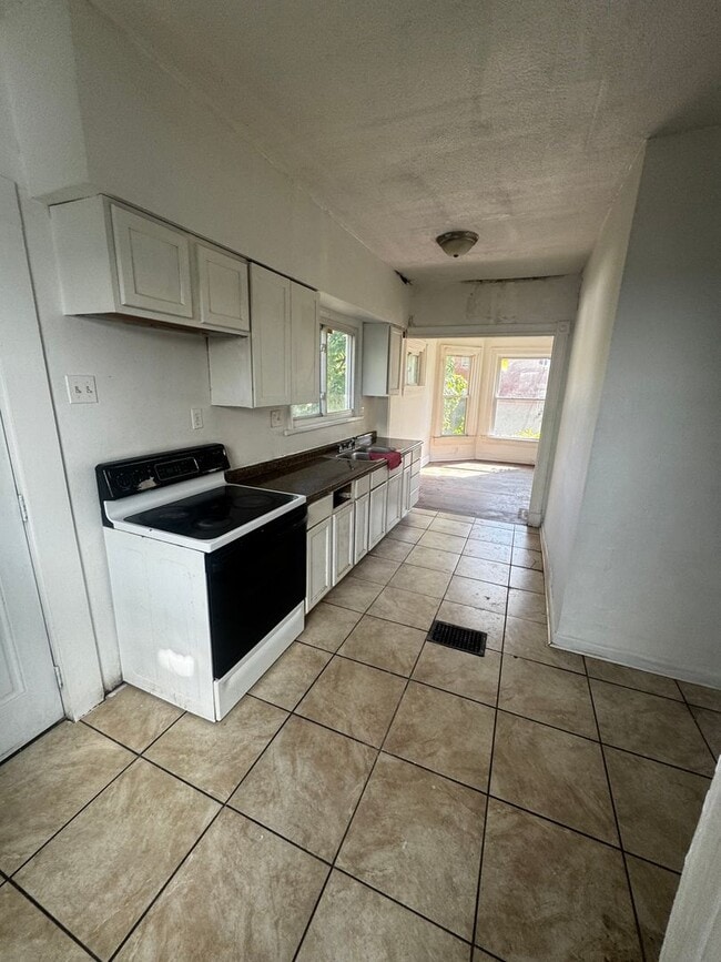 Building Photo - 5 Bedroom 2 bath