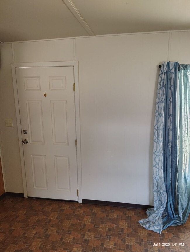 Building Photo - Quiet 2bedroom 1 bath mobile in Country