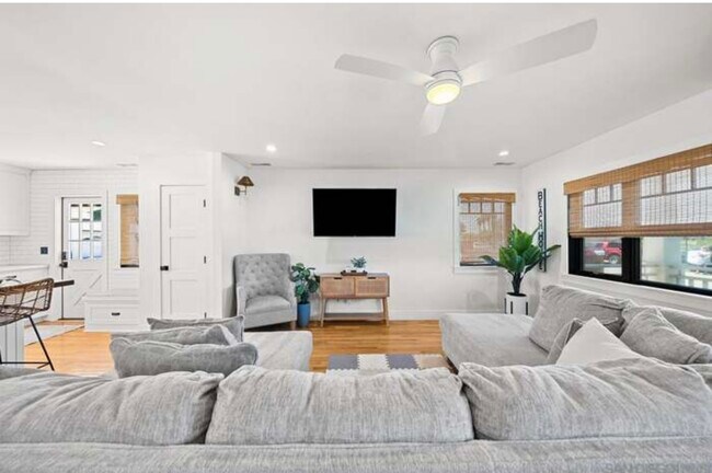 Building Photo - 229 Carnation Ave