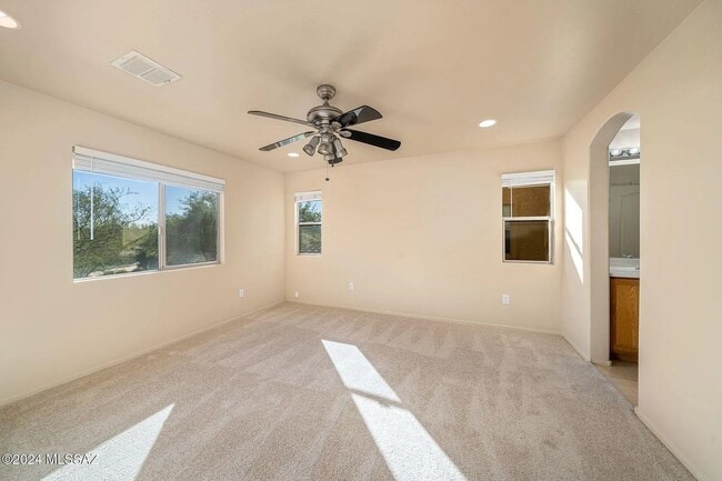 Building Photo - 4 bed/3bath in desirable Paseo Del Rio Community