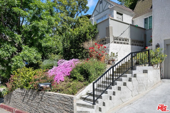 Building Photo - 2059 Laurel Canyon Blvd