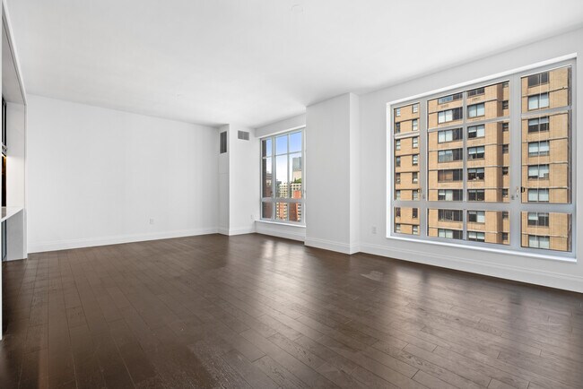 Building Photo - 200 E 95th St