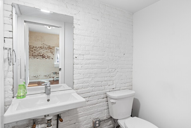 Building Photo - 116 Turner St