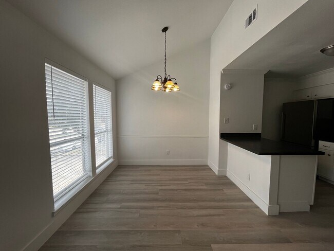 Building Photo - Adorable 2 bedroom, 1 bath!! Washer and Dr...