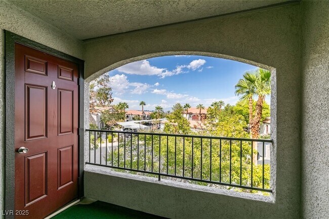 Building Photo - 950 Seven Hills Dr