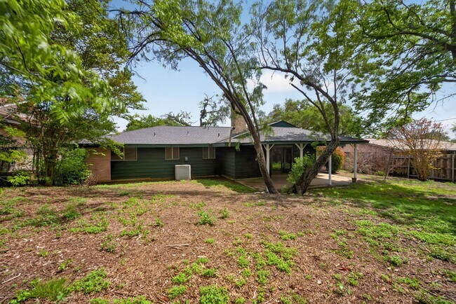 Building Photo - Beautifully refreshed 3-bedroom, 2-bath ranch-style home, located in the sought-after Colonies No...